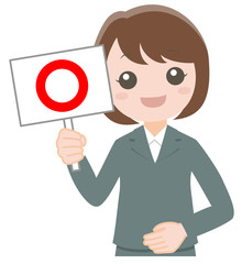 マルの札を持った女性