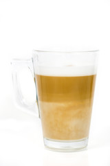 tasse de cappuccino sur un fond blanc