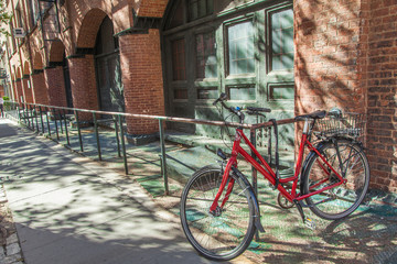 Fototapeta na wymiar Bicicleta roja en Manhattan