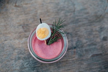 Kalte Rote-Beete Suppe mit Wachtelei und Dill