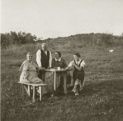 FOTO ANTICA CON GRUPPO DI GENTE ALL'APERTO
