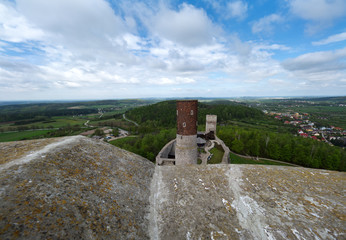 Zamek w Chęcinach – zamek królewski z przełomu XIII i XIV wieku, górujący nad miejscowością Chęciny