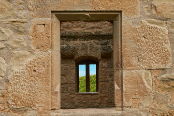 Fototapeta na wymiar Durch zwei Fenster der Y Burg in den stettener Wein Bergen