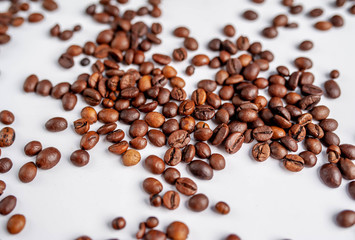 Naklejka premium ziarna kawy na białym tle