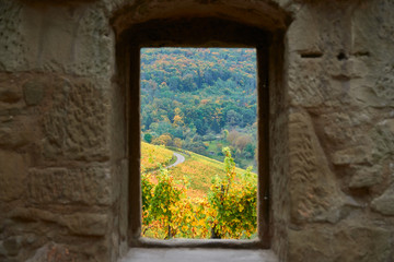 Durch das Fenster der Y Burg in den stettener Wein Bergen