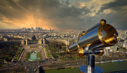 Longue vue depuis la Tour Eiffel à Paris - obrazy, fototapety, plakaty