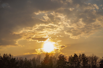 Obraz premium Amazing cloudy pattern with sunset over small town