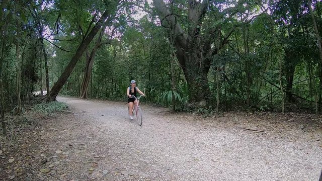 Chica en bicicleta por la selva de Coba