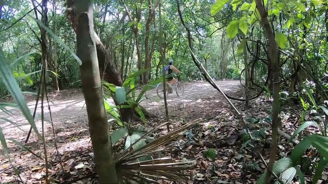 Chica en bicicleta por coba selva maya 