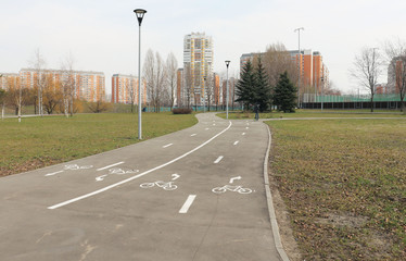 Fototapeta na wymiar Bicycle path in the Park of big city