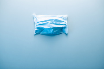 Obraz premium Mascherina chirurgica con sfondo blu per scritta