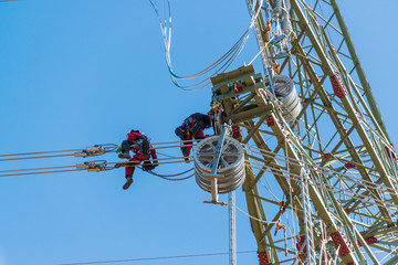 Zurzeit finden die Arbeiten am Ausbau der Stromleitung Mitteachse in der Nähe von Rade am Nord-Ostseekanal statt.  © penofoto.de