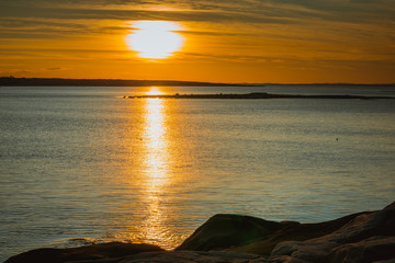 Zachód słońca nad Ytre Hvaler w gminie Ostfold w Norwegi © Dreamnordno