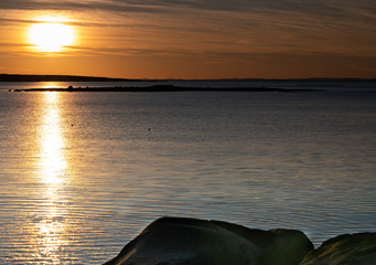 Zachód słońca nad Ytre Hvaler w gminie Ostfold w Norwegi