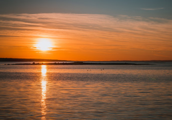 Zachód słońca nad Ytre Hvaler w gminie Ostfold w Norwegi © Dreamnordno