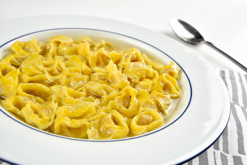 Piatto con tortellini in brodo