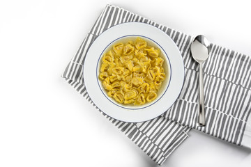 Piatto con tortellini in brodo