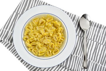 Piatto con tortellini in brodo