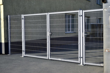 Mesh iron gate a to the courtyard