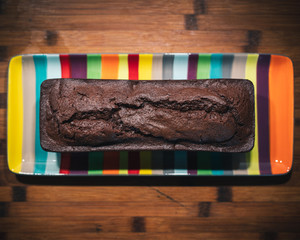 cake au chocolat sur un plat à rayures coloré