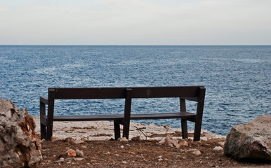 Lugares que invitan al relax, al descanso, a respirar profundo, banco con vistas al mar