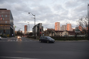 Fototapeta na wymiar Le Kremlin-Bicêtre, Val-de-Marne, France : circulation et immeubles entre Paris et la banlieue.