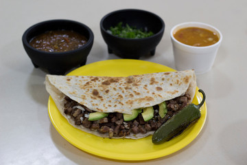 Pirata con salsas y frijoles