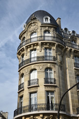 Fototapeta premium Immeuble haussmannien à Paris, France