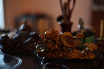 tea board with dragon tea figurine