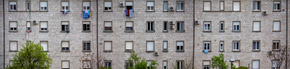 Fototapeta na wymiar facade of a populated building