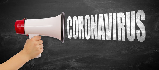 Megafon vor Kreidetafel mit Nachricht: Coronavirus