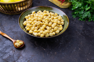 Cooked chickpeas in a bowl.