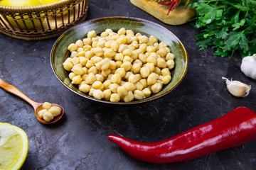 Cooked chickpeas in a bowl.