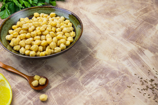 Cooked chickpeas in a bowl.