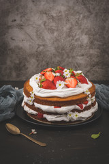 Sponge cake with fresh strawberries