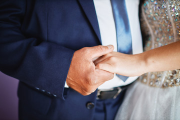 Obraz premium people in love holding each other's hands