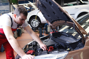 Autowerkstatt - Mechaniker bei der Wartung und Reparatur von Fahrzeugen