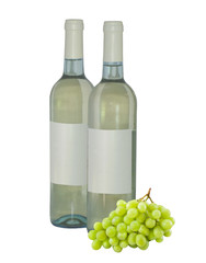 Obraz premium Duas garrafas de vinho branco com um pequeno cacho de uvas e rotulos vazios em branco