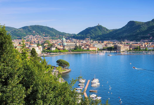 Blick auf die Stadt Como am Comer See in Italien - view of the town of Como, Lake Como in Italy