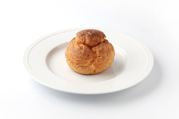 お皿にのせた シュークリーム フランスのお菓子 白背景