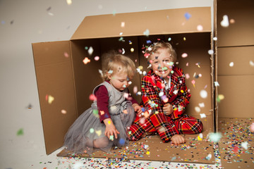 mit Konfetti spielen