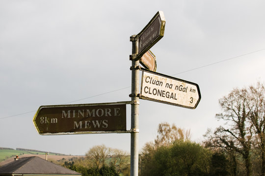 Se&ntilde;ales de direcci&oacute;n un una carretera en Irlanda
