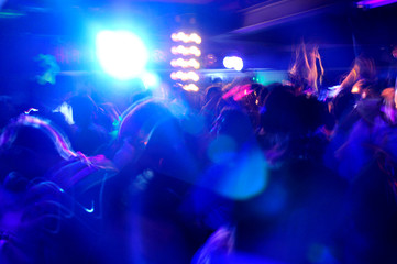 Multitud bailando en club nocturno / Crowd dancing in night club