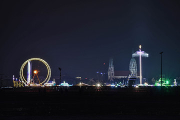 Münchner Frühlingsfest bei Nacht 