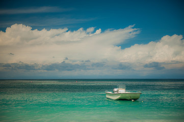 Fototapeta na wymiar Boat on a paradisiacal beach