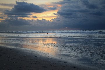 Wolkengebilde im Sonnenuntergang am Strand von Zandvoort in Holland