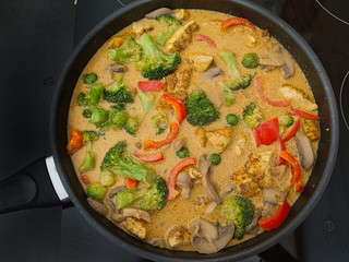 Gesundes Thai Curry Gemüsepfanne Hühnchenpfanne Eintopf mit Ingwer