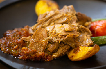 turkish meat tandoor (tandir) dish in black serving plate