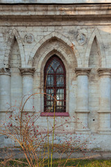 Obraz premium Fragment of the facade of an old building with a window framed by stone columns