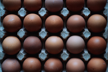 Fototapeta na wymiar Many whole raw brown chicken eggs in a box healthy food 